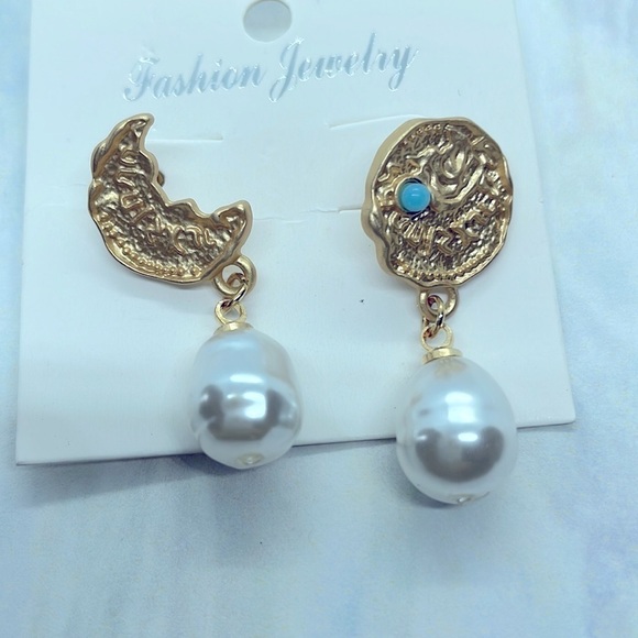 Gold Moon And Coin Mismatched Drop Pearl Earrings - Picture 5 of 10
